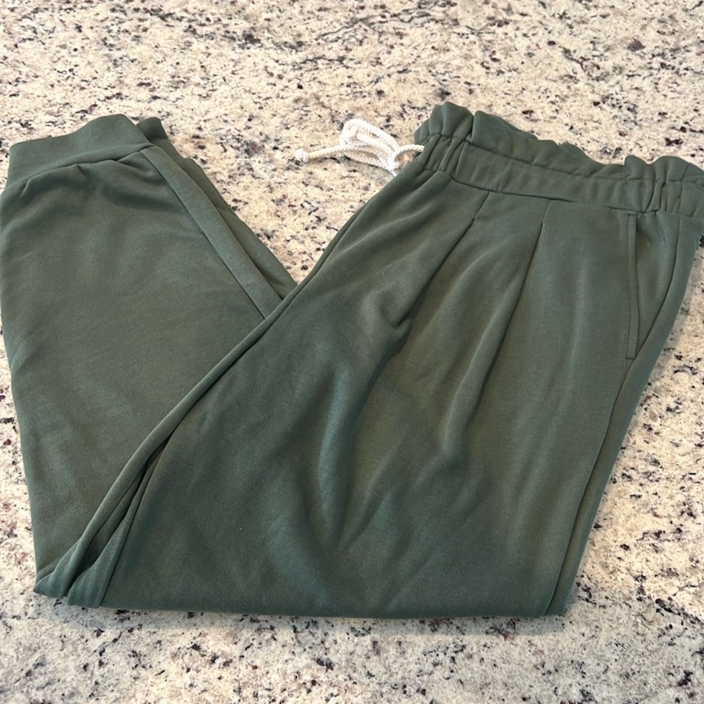 NWOT Lou & Grey Joggers